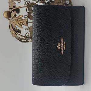 COACH Essential Medium Flap Wallet in Pebbled Leather LIKE NEW retail $1…